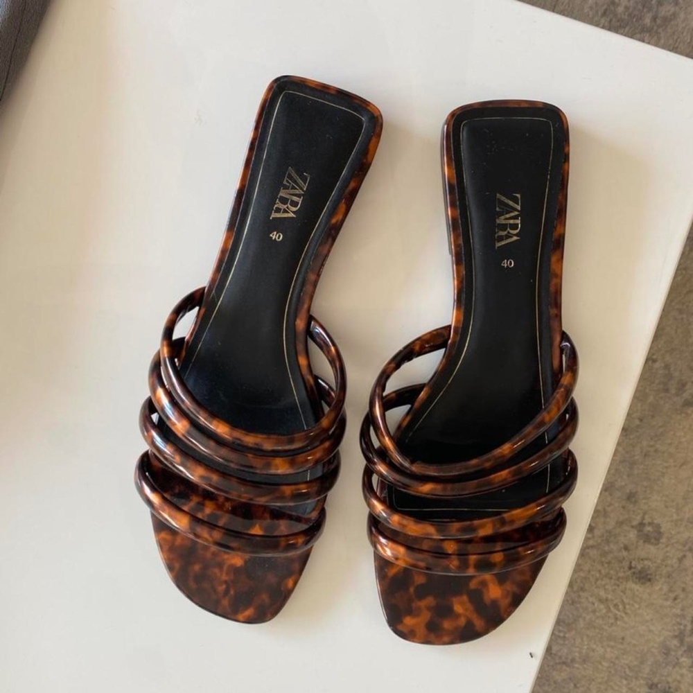 Zara size 40 slides